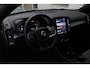 Volvo XC40 B4 Automaat Plus Dark Achteruitrijcamera | Semi elektrische trekhaak | Stoelverwarming | Blind Spot | Stuurwiel verwarming | Google services | Bestuurdersstoel met geheugen | Harman/Kardon premium audio | Blind Spot | 18 inch lichtmetalen velgen |