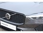 Volvo XC60 T6 Plug-in hybrid AWD Plus Dark | Verwarmde Voorstoelen, Stuurwiel en Achterbank | Panoramadak met Schuif-/Kantelfunctie | Semi- Elektrische Trekhaak | 360-Camera | Adaptieve Cruise Control | Draadloze Telefoonlader