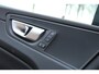 Volvo XC60 T6 Plug-in hybrid AWD Plus Dark | Verwarmde Voorstoelen, Stuurwiel en Achterbank | Panoramadak met Schuif-/Kantelfunctie | Semi- Elektrische Trekhaak | 360-Camera | Adaptieve Cruise Control | Draadloze Telefoonlader