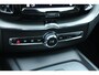 Volvo XC60 T6 Plug-in hybrid AWD Plus Dark | Verwarmde Voorstoelen, Stuurwiel en Achterbank | Panoramadak met Schuif-/Kantelfunctie | Semi- Elektrische Trekhaak | 360-Camera | Adaptieve Cruise Control | Draadloze Telefoonlader