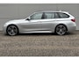 BMW 3-Serie Touring 320i M Sport Edition / Nederlandse Auto / Electrisch Schuifdak / Lederen bekleding / Electrisch verstelbare stoelen voor / Trekhaak Electrisch wegklapbaar / Dode hoeksensoren / Parkeercamera / Electrische achterklep / Stuurverwarming