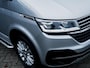 Volkswagen Transporter 2.0 TDI L2H1 32 DC Bulli | Trekhaak | Glasslook | Camera | Navigatie | Airco | Adaptieve Cruise Control | LED Koplampen | Vloerplaat | Wandbekleding | Sidebars | Metallic Lak | Parkeersensoren | Virtual Cockpit | Bluetooth | Apple Carplay | Android Auto | Discovery Pro |