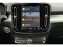 Volvo XC40 B4 Plus Dark | Semi-Elektrische Trekhaak | Verwarmbare Voorstoelen en Stuurwiel | Verwarmbare Voorruit | Premium Audio by Harman Kardon | Adaptieve Cruise Control | Park Assist