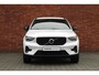 Volvo XC40 B4 Plus Dark | Semi-Elektrische Trekhaak | Verwarmbare Voorstoelen en Stuurwiel | Verwarmbare Voorruit | Premium Audio by Harman Kardon | Adaptieve Cruise Control | Park Assist