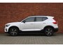 Volvo XC40 B4 Plus Dark | Semi-Elektrische Trekhaak | Verwarmbare Voorstoelen en Stuurwiel | Verwarmbare Voorruit | Premium Audio by Harman Kardon | Adaptieve Cruise Control | Park Assist