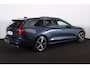 Volvo V60 B4 Ultra Dark - Panorama/schuifdak - IntelliSafe Assist & Surround - 360º Camera - Harman/Kardon audio - Verwarmde voorstoelen, stuur & achterbank - Parkeersensoren voor & achter - Elektr. bedienb. voorstoelen met geheugen - Head up display - Draadloze tel. lader - Extra getint glas - 19' LMV