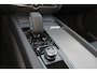 Volvo V60 B4 Ultra Dark - Panorama/schuifdak - IntelliSafe Assist & Surround - 360º Camera - Harman/Kardon audio - Verwarmde voorstoelen, stuur & achterbank - Parkeersensoren voor & achter - Elektr. bedienb. voorstoelen met geheugen - Head up display - Draadloze tel. lader - Extra getint glas - 19' LMV