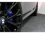 BMW 3-Serie Touring 330e xDrive M Sport / M340i Diffuser / Black Diamond M Grill / M340i M Sport bumper pakket / Schuif-/kanteldak / Elektr. verstelbare voorstoelen (links met memory) / Stoelverwarming / Apple Carplay - Android Auto / Achteruitrijcamera / Trekhaak (zwenkbaar) / Luxe lederen bekleding / 19'' LMV / Shadow Line / Full LED / Cruise Control / Draadloze telefoonlader