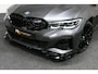 BMW 3-Serie Touring 330e xDrive M Sport / M340i Diffuser / Black Diamond M Grill / M340i M Sport bumper pakket / Schuif-/kanteldak / Elektr. verstelbare voorstoelen (links met memory) / Stoelverwarming / Apple Carplay - Android Auto / Achteruitrijcamera / Trekhaak (zwenkbaar) / Luxe lederen bekleding / 19'' LMV / Shadow Line / Full LED / Cruise Control / Draadloze telefoonlader