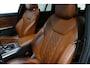 BMW 3-Serie Touring 330e xDrive M Sport / M340i Diffuser / Black Diamond M Grill / M340i M Sport bumper pakket / Schuif-/kanteldak / Elektr. verstelbare voorstoelen (links met memory) / Stoelverwarming / Apple Carplay - Android Auto / Achteruitrijcamera / Trekhaak (zwenkbaar) / Luxe lederen bekleding / 19'' LMV / Shadow Line / Full LED / Cruise Control / Draadloze telefoonlader