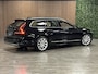 Volvo V90 T6 AWD Recharge Inscription MY22 | Schuifdak | 360° Camera | Head-Up Display | Harman Kardon | Adaptieve Cruise Control | Stoel en Stuurwielverwarming | Full LED Meesturende koplampen | Pilot Assist | BLIS Dode Hoek Detectie | Elektrische voorstoelen geheugen | Tailored Wool blend interieur met contour stoelen* | Zitting verlenging voorstoelen | Lederen dashboard | 18 Inch | Google Infotainment | Keyless Drive | Parkeersensoren voor+achter | Elektrisch bedienbare achterklep | Geïntegreerde kinderzitjes achterin | Geïntegreerde zongordijnen achterportieren | Verlichte instaplijsten | DAB Radio | Apple Carplay/Android Auto | Volvo On Call met mobiele App functie |