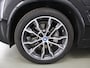 BMW X3 xDrive30e High Executive | M-Pakket | Trekhaak | Sportstoelen | Panoramadak | HUD | Harman/Kardon Audio | Adaptieve Cruise Control | Ele. verstelbare stoelen + geheugen | 360 Camera | DAB | Apple CarPlay/ Android Auto |