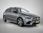 Mercedes-Benz B-klasse 180 Business Solution AMG Panoramadak | Lichtmetalen velgen | MBUX wide screen | navigatie | Parking support | Sfeerverlichting | Inclusief 24 maanden MB Certified garantie voor Europa.