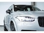 Volvo XC90 T8 AWD Ultra Dark | Verwarmde | Geventileerde en Masserende Voorstoelen | Luchtvering | Panoramadak met Schuif-/Kantelfunctie | 4- Zone Climate Control | Semi-Elektrische Trekhaak | 360º Camera | Gelamineerd en Getint Glas Achter| Bowers & Wilkins |