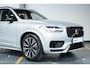 Volvo XC90 T8 AWD Ultra Dark | Verwarmde | Geventileerde en Masserende Voorstoelen | Luchtvering | Panoramadak met Schuif-/Kantelfunctie | 4- Zone Climate Control | Semi-Elektrische Trekhaak | 360º Camera | Gelamineerd en Getint Glas Achter| Bowers & Wilkins |