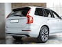 Volvo XC90 T8 AWD Ultra Dark | Verwarmde | Geventileerde en Masserende Voorstoelen | Luchtvering | Panoramadak met Schuif-/Kantelfunctie | 4- Zone Climate Control | Semi-Elektrische Trekhaak | 360º Camera | Gelamineerd en Getint Glas Achter| Bowers & Wilkins |
