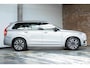 Volvo XC90 T8 AWD Ultra Dark | Verwarmde | Geventileerde en Masserende Voorstoelen | Luchtvering | Panoramadak met Schuif-/Kantelfunctie | 4- Zone Climate Control | Semi-Elektrische Trekhaak | 360º Camera | Gelamineerd en Getint Glas Achter| Bowers & Wilkins |