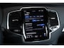 Volvo XC90 T8 AWD Ultra Dark | Verwarmde | Geventileerde en Masserende Voorstoelen | Luchtvering | Panoramadak met Schuif-/Kantelfunctie | 4- Zone Climate Control | Semi-Elektrische Trekhaak | 360º Camera | Gelamineerd en Getint Glas Achter| Bowers & Wilkins |