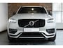Volvo XC90 T8 AWD Ultra Dark | Verwarmde | Geventileerde en Masserende Voorstoelen | Luchtvering | Panoramadak met Schuif-/Kantelfunctie | 4- Zone Climate Control | Semi-Elektrische Trekhaak | 360º Camera | Gelamineerd en Getint Glas Achter| Bowers & Wilkins |