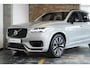 Volvo XC90 T8 AWD Ultra Dark | Verwarmde | Geventileerde en Masserende Voorstoelen | Luchtvering | Panoramadak met Schuif-/Kantelfunctie | 4- Zone Climate Control | Semi-Elektrische Trekhaak | 360º Camera | Gelamineerd en Getint Glas Achter| Bowers & Wilkins |