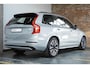 Volvo XC90 T8 AWD Ultra Dark | Verwarmde | Geventileerde en Masserende Voorstoelen | Luchtvering | Panoramadak met Schuif-/Kantelfunctie | 4- Zone Climate Control | Semi-Elektrische Trekhaak | 360º Camera | Gelamineerd en Getint Glas Achter| Bowers & Wilkins |