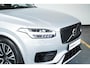 Volvo XC90 T8 AWD Ultra Dark | Verwarmde | Geventileerde en Masserende Voorstoelen | Luchtvering | Panoramadak met Schuif-/Kantelfunctie | 4- Zone Climate Control | Semi-Elektrische Trekhaak | 360º Camera | Gelamineerd en Getint Glas Achter| Bowers & Wilkins |