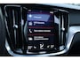 Volvo V60 2.0 T4 R-Design | Panoramadak | Semi elektrische trekhaak | Adaptieve cruise control | Standkachel | Stoelverwarming | Stuurwielverwarming | Apple Carplay | Android Auto | Bestuurdersstoel met geheugenfunctie