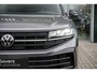 Volkswagen Touareg 3.0 TSi eHybrid 4MOTION R design | Luchtvering | VW-garantie 5jaar / 100.000km | Panoramisch schuifdak | Trekhaak elektrisch | Adaptieve Cruise Control | Soft close portieren | Leder "Puglia" "R-logo' zwart/ blauwe stikking | 22" Lichtmetalen velgen "Estoril", zwart