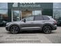 Volkswagen Touareg 3.0 TSi eHybrid 4MOTION R design | Luchtvering | VW-garantie 5jaar / 100.000km | Panoramisch schuifdak | Trekhaak elektrisch | Adaptieve Cruise Control | Soft close portieren | Leder "Puglia" "R-logo' zwart/ blauwe stikking | 22" Lichtmetalen velgen "Estoril", zwart