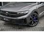 Volkswagen Touareg 3.0 TSi eHybrid 4MOTION R design | Luchtvering | VW-garantie 5jaar / 100.000km | Panoramisch schuifdak | Trekhaak elektrisch | Adaptieve Cruise Control | Soft close portieren | Leder "Puglia" "R-logo' zwart/ blauwe stikking | 22" Lichtmetalen velgen "Estoril", zwart