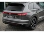 Volkswagen Touareg 3.0 TSi eHybrid 4MOTION R design | Luchtvering | VW-garantie 5jaar / 100.000km | Panoramisch schuifdak | Trekhaak elektrisch | Adaptieve Cruise Control | Soft close portieren | Leder "Puglia" "R-logo' zwart/ blauwe stikking | 22" Lichtmetalen velgen "Estoril", zwart