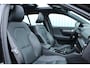 Volvo XC40 Recharge P8 AWD R-Design | Panoramadak| Premium Audio by Harman en Kardon|Rondomzicht Camera| Lederen Interieur| Alarmklasse 3| Electrisch bedienbare Voorstoelen| Warmtepomp| Park Assist voor en Achter.