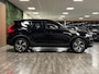 Volvo XC40 T2 Aut. R-Design Schuifdak | Adaptieve Cruise Control | Stoel en Stuurwielverwarming | Parkeercamera | Pilot Assist | Keyless Drive | Parkeersensoren voor+achter | Leder / Alcantara R-Design bekleding met wit stiksel en bies | Zitting verlenging voorstoelen | Privacy Glass | Elektrisch bedienbare achterklep | Climate Control L+R | DAB Radio | Apple Carplay/Android Auto | Volvo On Call met mobiele App functie |