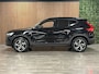 Volvo XC40 T2 Aut. R-Design Schuifdak | Adaptieve Cruise Control | Stoel en Stuurwielverwarming | Parkeercamera | Pilot Assist | Keyless Drive | Parkeersensoren voor+achter | Leder / Alcantara R-Design bekleding met wit stiksel en bies | Zitting verlenging voorstoelen | Privacy Glass | Elektrisch bedienbare achterklep | Climate Control L+R | DAB Radio | Apple Carplay/Android Auto | Volvo On Call met mobiele App functie |