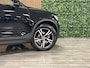 Volvo XC40 T2 Aut. R-Design Schuifdak | Adaptieve Cruise Control | Stoel en Stuurwielverwarming | Parkeercamera | Pilot Assist | Keyless Drive | Parkeersensoren voor+achter | Leder / Alcantara R-Design bekleding met wit stiksel en bies | Zitting verlenging voorstoelen | Privacy Glass | Elektrisch bedienbare achterklep | Climate Control L+R | DAB Radio | Apple Carplay/Android Auto | Volvo On Call met mobiele App functie |