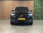 Volvo XC40 T2 Aut. R-Design Schuifdak | Adaptieve Cruise Control | Stoel en Stuurwielverwarming | Parkeercamera | Pilot Assist | Keyless Drive | Parkeersensoren voor+achter | Leder / Alcantara R-Design bekleding met wit stiksel en bies | Zitting verlenging voorstoelen | Privacy Glass | Elektrisch bedienbare achterklep | Climate Control L+R | DAB Radio | Apple Carplay/Android Auto | Volvo On Call met mobiele App functie |
