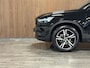 Volvo XC40 T2 Aut. R-Design Schuifdak | Adaptieve Cruise Control | Stoel en Stuurwielverwarming | Parkeercamera | Pilot Assist | Keyless Drive | Parkeersensoren voor+achter | Leder / Alcantara R-Design bekleding met wit stiksel en bies | Zitting verlenging voorstoelen | Privacy Glass | Elektrisch bedienbare achterklep | Climate Control L+R | DAB Radio | Apple Carplay/Android Auto | Volvo On Call met mobiele App functie |