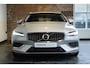 Volvo V60 T6 Plug-in hybrid AWD Essential Bright | Lederen bekleding | Electrische wegklapbare trekhaak | Stoelverwarming | Adaptive cruise Control | Parkeersensoren voor + achter | Parkeercamera | BLIS | Stuurwielverwarming