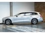 Volvo V60 T6 Plug-in hybrid AWD Essential Bright | Lederen bekleding | Electrische wegklapbare trekhaak | Stoelverwarming | Adaptive cruise Control | Parkeersensoren voor + achter | Parkeercamera | BLIS | Stuurwielverwarming