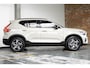 Volvo XC40 B4 Plus Dark | Trekhaak Semi-elektrisch | Adaptieve Cruise Control | Pilot Assist | Verwarmbare voorstoelen | Verwarmbaar stuurwiel | Blind Spot Information System | Verwarmbare voorruit | Parkeercamera | Parkeersensoren voor + achter |