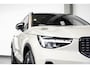 Volvo XC40 B4 Plus Dark | Trekhaak Semi-elektrisch | Adaptieve Cruise Control | Pilot Assist | Verwarmbare voorstoelen | Verwarmbaar stuurwiel | Blind Spot Information System | Verwarmbare voorruit | Parkeercamera | Parkeersensoren voor + achter |