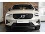 Volvo XC40 B4 Plus Dark | Trekhaak Semi-elektrisch | Adaptieve Cruise Control | Pilot Assist | Verwarmbare voorstoelen | Verwarmbaar stuurwiel | Blind Spot Information System | Verwarmbare voorruit | Parkeercamera | Parkeersensoren voor + achter |