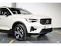 Volvo XC40 B4 Plus Dark | Trekhaak Semi-elektrisch | Adaptieve Cruise Control | Pilot Assist | Verwarmbare voorstoelen | Verwarmbaar stuurwiel | Blind Spot Information System | Verwarmbare voorruit | Parkeercamera | Parkeersensoren voor + achter |