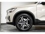 Volvo XC40 B4 Plus Dark | Trekhaak Semi-elektrisch | Adaptieve Cruise Control | Pilot Assist | Verwarmbare voorstoelen | Verwarmbaar stuurwiel | Blind Spot Information System | Verwarmbare voorruit | Parkeercamera | Parkeersensoren voor + achter |