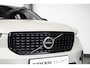 Volvo XC40 B4 Plus Dark | Trekhaak Semi-elektrisch | Adaptieve Cruise Control | Pilot Assist | Verwarmbare voorstoelen | Verwarmbaar stuurwiel | Blind Spot Information System | Verwarmbare voorruit | Parkeercamera | Parkeersensoren voor + achter |