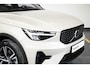 Volvo XC40 B4 Plus Dark | Trekhaak Semi-elektrisch | Adaptieve Cruise Control | Pilot Assist | Verwarmbare voorstoelen | Verwarmbaar stuurwiel | Blind Spot Information System | Verwarmbare voorruit | Parkeercamera | Parkeersensoren voor + achter |