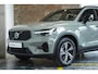 Volvo XC40 B4 Plus Dark | Verwarmbare Voorstoelen en Stuurwiel | Semi-Elektrische Trekhaak | Verwarmbare Voorruit | Premium Audio by Harman Kardon | Adaptieve Cruise Control | Park Assist