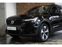 Volvo XC40 B4 Plus Dark | Trekhaak Semi-elektrisch | Adaptieve Cruise Control | Pilot Assist | Verwarmbare voorstoelen | Verwarmbaar stuurwiel | Blind Spot Information System | Verwarmbare voorruit | Parkeercamera | Parkeersensoren voor + achter |