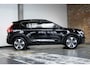 Volvo XC40 B4 Plus Dark | Trekhaak Semi-elektrisch | Adaptieve Cruise Control | Pilot Assist | Verwarmbare voorstoelen | Verwarmbaar stuurwiel | Blind Spot Information System | Verwarmbare voorruit | Parkeercamera | Parkeersensoren voor + achter |