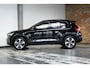 Volvo XC40 B4 Plus Dark | Trekhaak Semi-elektrisch | Adaptieve Cruise Control | Pilot Assist | Verwarmbare voorstoelen | Verwarmbaar stuurwiel | Blind Spot Information System | Verwarmbare voorruit | Parkeercamera | Parkeersensoren voor + achter |